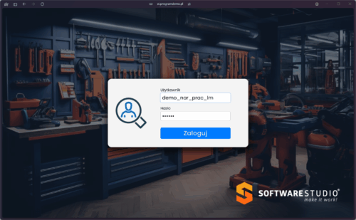 Okno logowania do systemu Studio TCS.net na tle profesjonalnego warsztatu i narzędziowni.